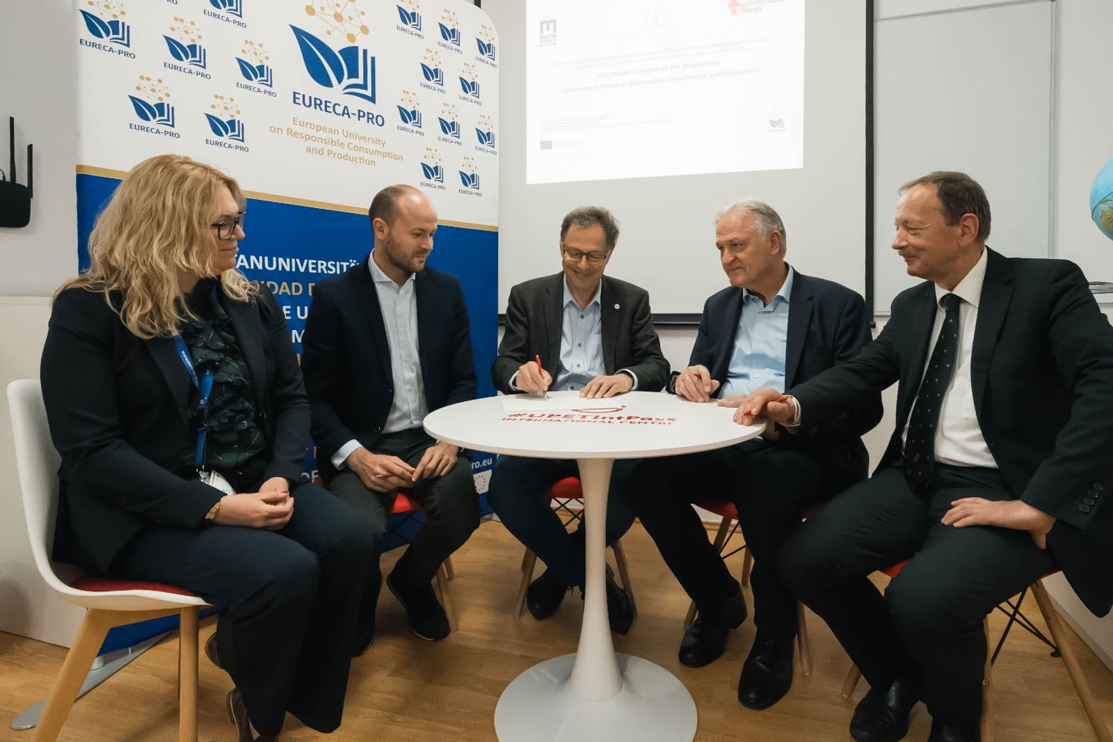 Rektor Wilfried Eichlseder (Mitte) und Vizerektor Peter Moser (2.v.r.) unterschrieben die Vereinbarung mit den Vertreter*innen der TU Bergakademie Freiberg und der Universidad de León.