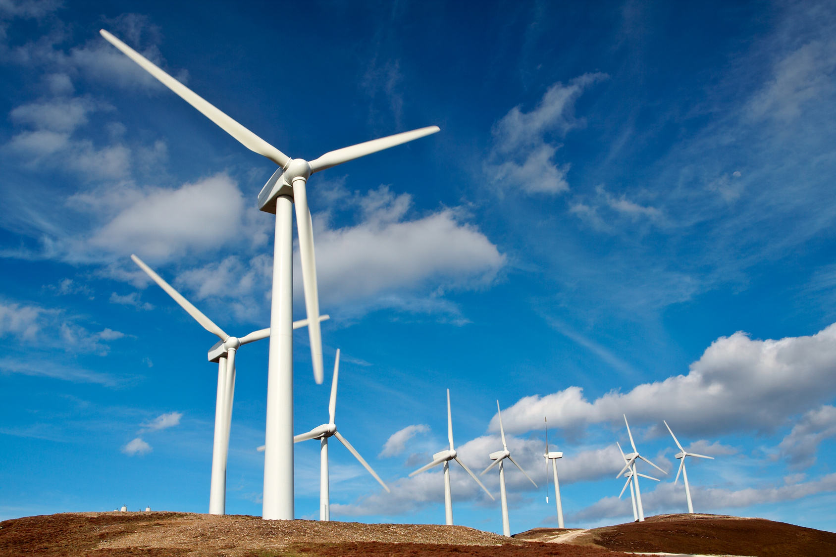 Es handelt sich um einen Abbildung von acht Windrädern