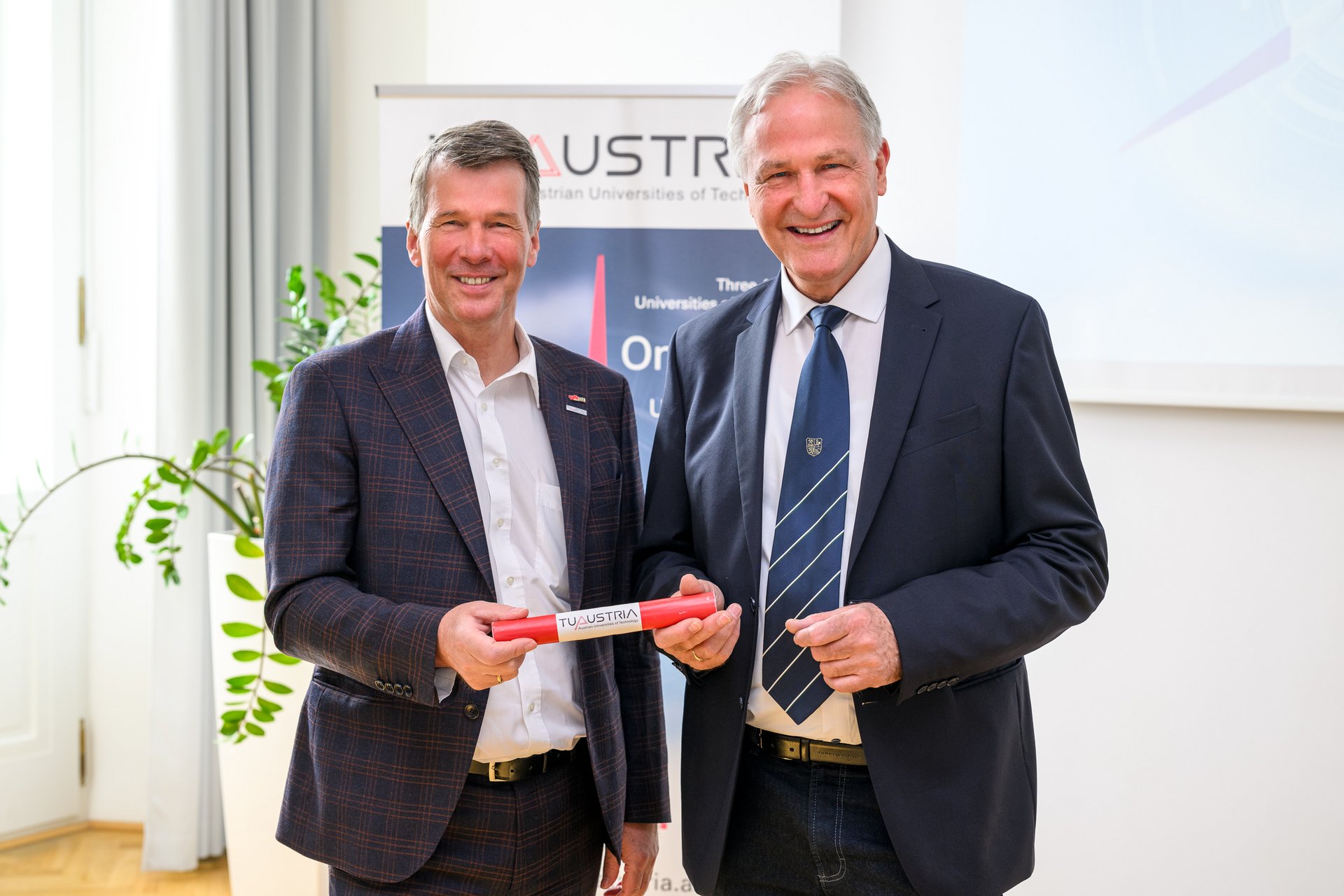 Rektor Horst Bischof (li.) übergab die Staffel an Rektor Peter Moser (Credit: Matthias Heisler )