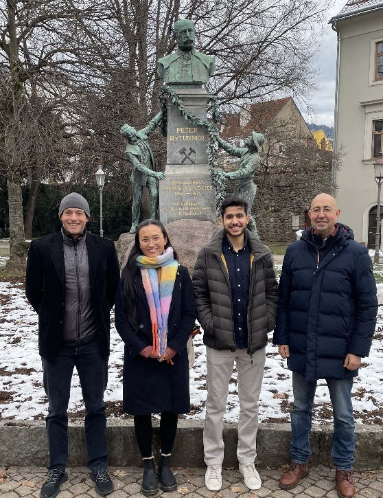 Die beiden Preisträger: Dr.mont. Charlotte Cui (2.v.l.) und Dr.mont. Abdullah Jabr (2.v.r.). Foto: © Privat