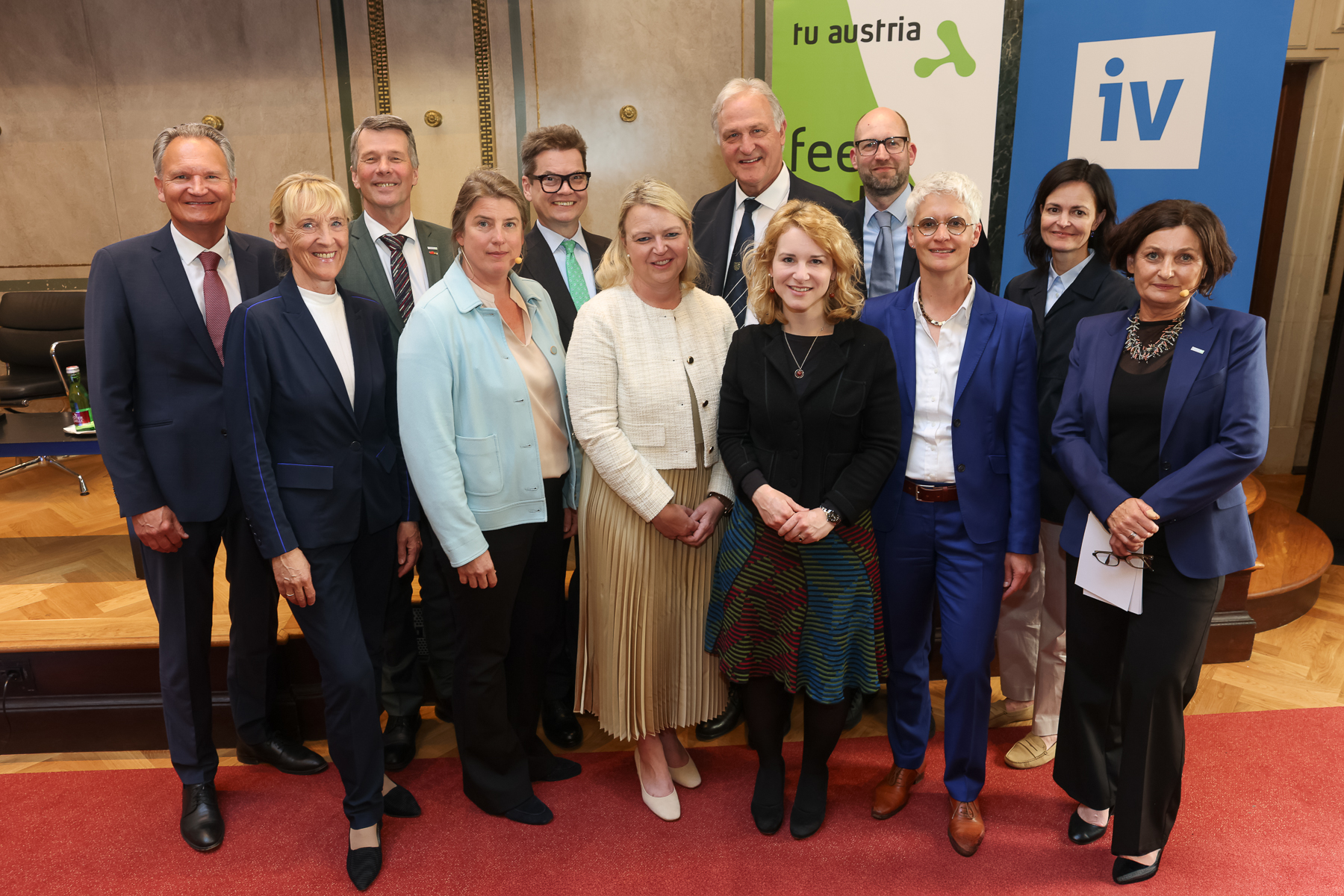 v.l.n.r.: Robert-Jan Smits (Präsident emeritus, TU Eindhoven), Barbara Weitengruber (BMFWF), Horst Bischof (Rektor TU Graz),  Isabella Meran-Waldstein (IV), Christoph Neumayer, (Generalsekretär der IV), Brigitte Ecker (WPZ Research GmbH), Peter Moser (Rektor Montanuniversität Leoben), Eva-Maria Holzleitner (Bundesministerin für Frauen, Wissenschaft und Forschung), Pascal Hetze (Stifterverband Berlin), Mirjam Storim (Leiterin der Siemens RIE Ecosysteme), Elisabeth Engelbrechtsmüller-Strauß (CEO der Fronius International GmbH) und Andrea Höglinger (Vizerektorin der TU Graz).