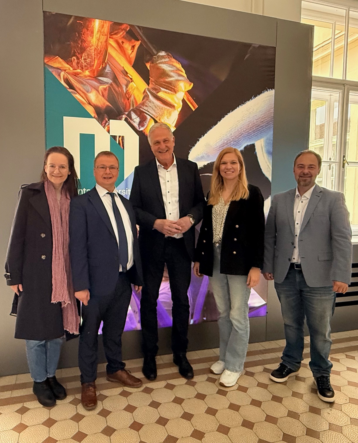 v.l.n.r.: Dr. Karoline Gritzner, Prof. Dr.-Ing. Uwe Mahn, Rektor Peter Moser, Dr.-Ing. Susanne Feiel, Dipl.-Ing. Dr.mont. Volkmar Kircher Foto: © MUL