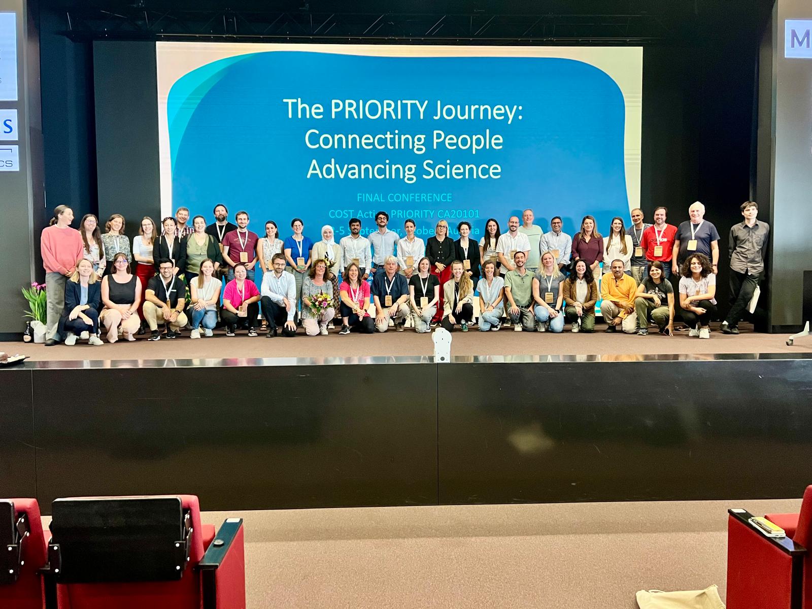 Ein Foto mit allen Teilnehmenden der PRIORITY International Microplastic Conference. Foto: © Lehrstuhl für Allgemeine und Analytische Chemie