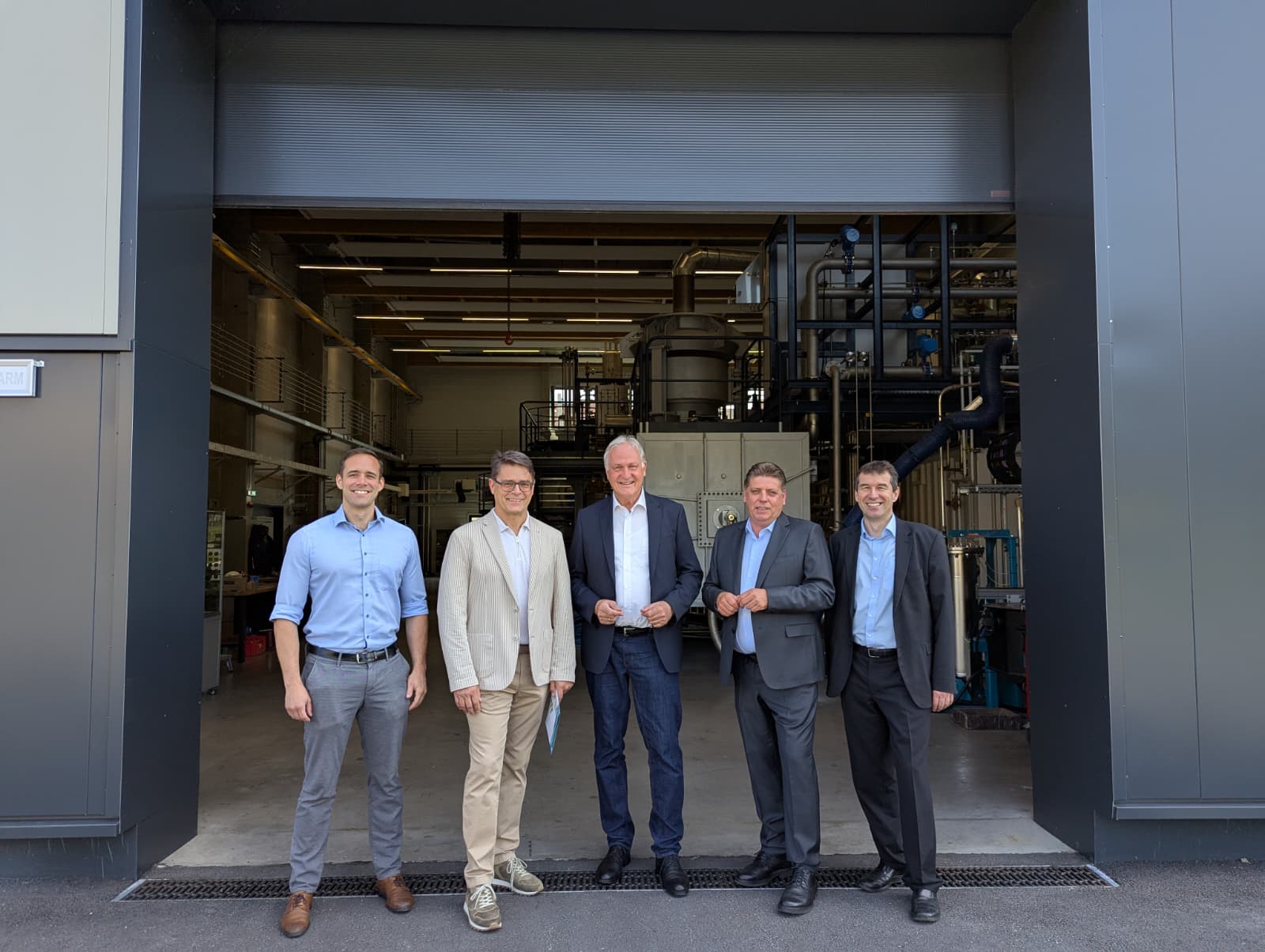 Rektor Peter Moser (Mitte) und Vizerektor Helmut Antrekowitsch (r.) begleiteten die Gäste von der voestalpine bei einer Führung durch das Forschungszentrum für Wasserstoff und Kohlenstoff. Foto: © Privat