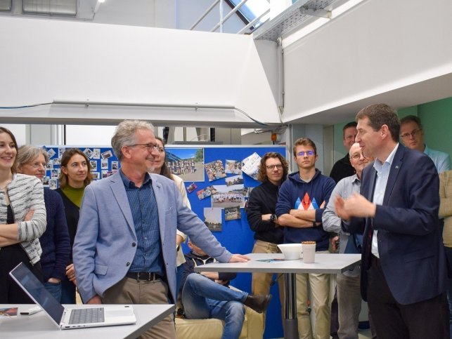 Vizerektor für Forschung und Nachhaltigkeit Helmut Antrekowitsch lobte den Einsatz aller Beteiligten und zeigte sich erleichtert, dass alle Notmaßnahmen funktionierten. Foto: © Department Kunststofftechnik/Tanja Grössing.