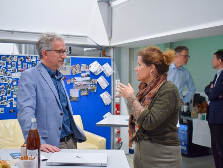 Vizerektorin für Marketing und Stakeholder Management Christina Holweg bei der Re-Opening Party. Foto: © Department Kunststofftechnik/Tanja Grössing.