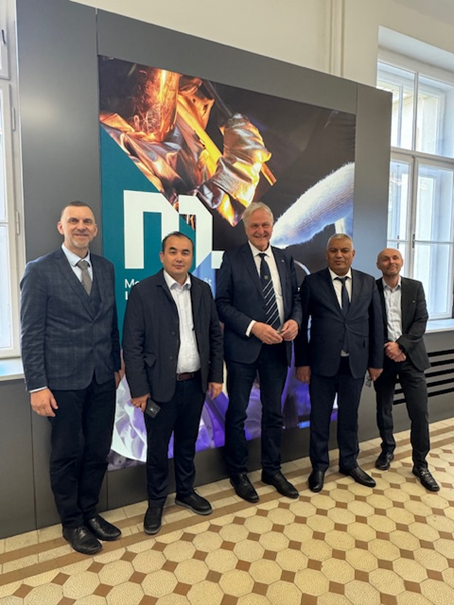 v.l.n.r.: Vizerektor für Lehre und Internationales Thomas Prohaska, Vizerektor Shukhrat Alikulov (NSUMT), Rektor Peter Moser, Rektor Bakhtiyor Teshaevich Mardonov (NSUMT) und Univ.-Prof. Michael Tost (Leiter LS Bergbaukunde, Bergtechnik und Bergwirtschaft). Foto: © MUL