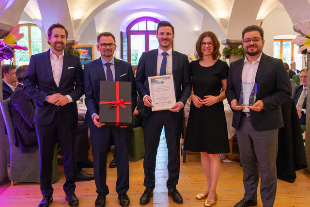 v.l.n.r.: Dipl.-Ing. Dr. Alexander Moser-Parapatits (Vorstand Strategie & Innovation/CSIO, AMAG Austria Metall AG), Univ.-Prof. Dipl.-Ing. Dr. mont. Stefan Pogatscher (Montanuniversität Leoben), Dipl.-Ing. Dr. mont. Philip Aster (Montanuniversität Leoben), Mag. Claudia Trampitsch (Finanzvorständin/CFO, AMAG Austria Metall AG) und Victor Breguncci, MBA (Vorstandsvorsitzender/CEO und Vertriebsvorstand/CSO, AMAG Austria Metall AG). Foto: © AMAG Austria Metall AG