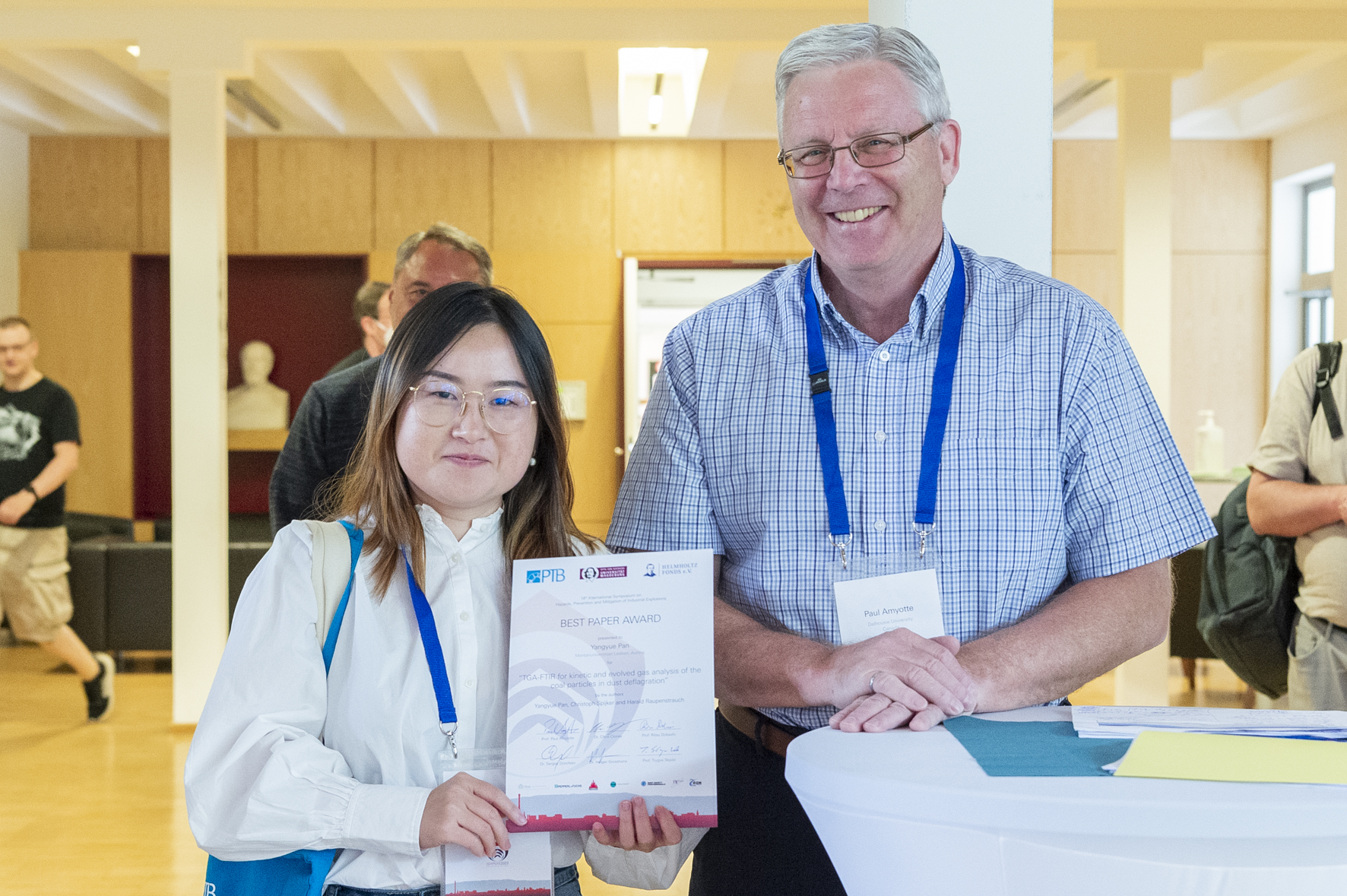 Verleihung des Best Paper Award an Frau Pan durch Prof. Amyotte der Dalhousie University