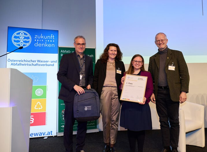 Mag. MEng. Therese Bouvier-Schwarz (3.v.l.) hier gemeinsam mit Univ.-Prof. Dipl.-Ing. Dr.mont. Roland Pomberger (r.) bei der Preisverleihung der ÖWAV. Foto: © Privat  
