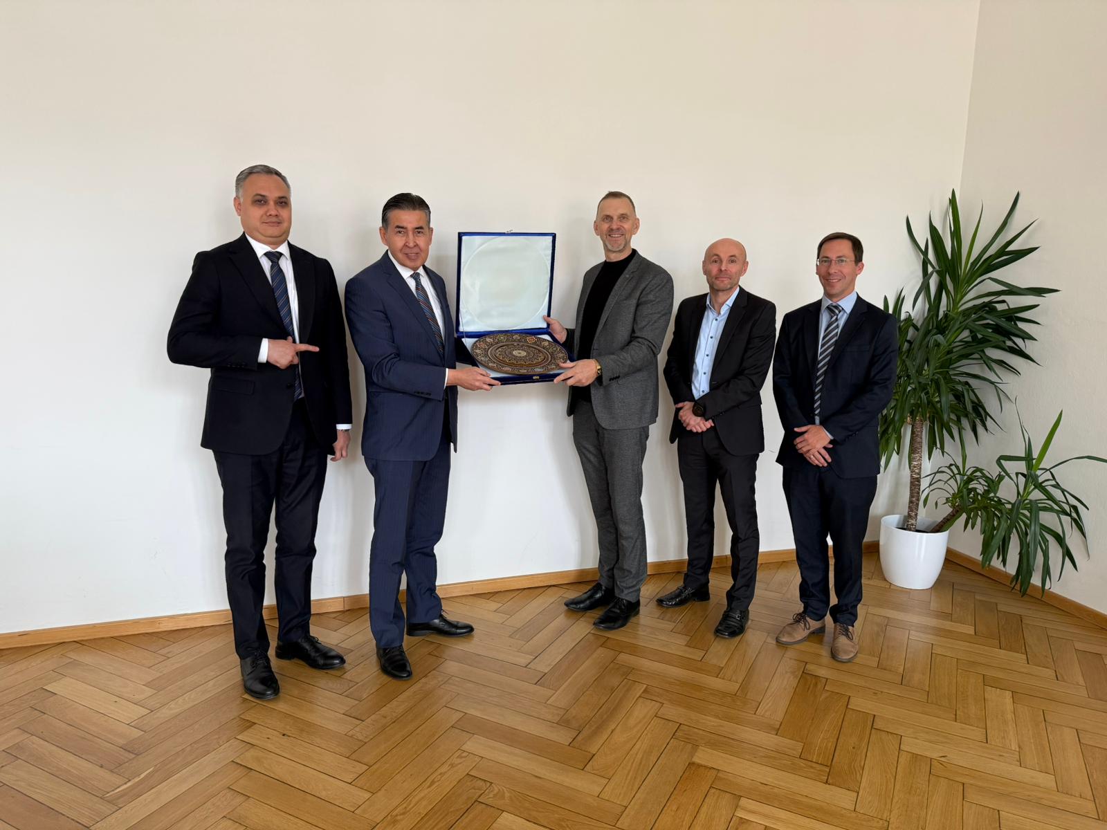 Der usbekische Botschafter Bakhtiyor Ibragimov (2. v.l.) übergibt ein Gastgeschenk an Vizerektor Thomas Prohaska (3. v.r.). Ebenso beim Treffen dabei waren Botschaftsrat Mamur Rasulov (l.), Univ.-Prof. Michael Tost (2.v. r.) und assoz. Prof. Stefan Steinlechner