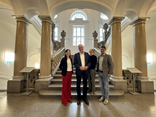 Rektor Peter Moser (Mitte) gemeinsam mit der Delegation des CCCA. Foto: © MUL