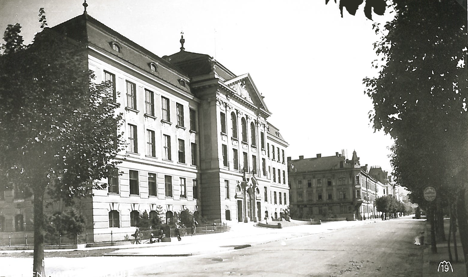 Hauptgebäude um1920 (Stadtarchiv Leoben)