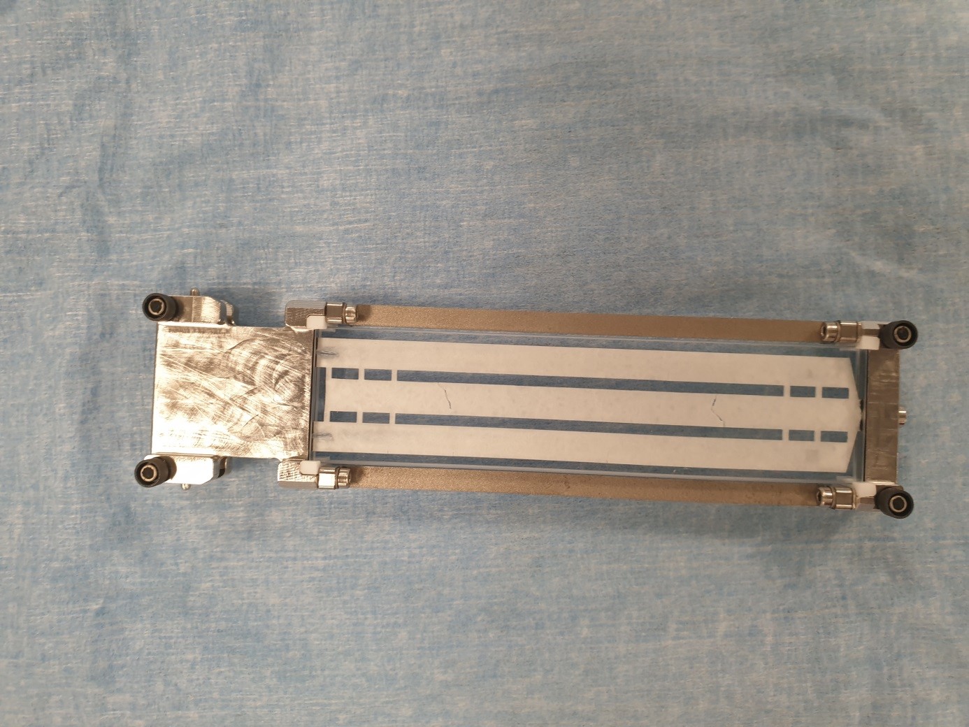 Die fertige befüllte Probe für die ISS, ein länglicher, rund 15 Zentimeter langer Behälter