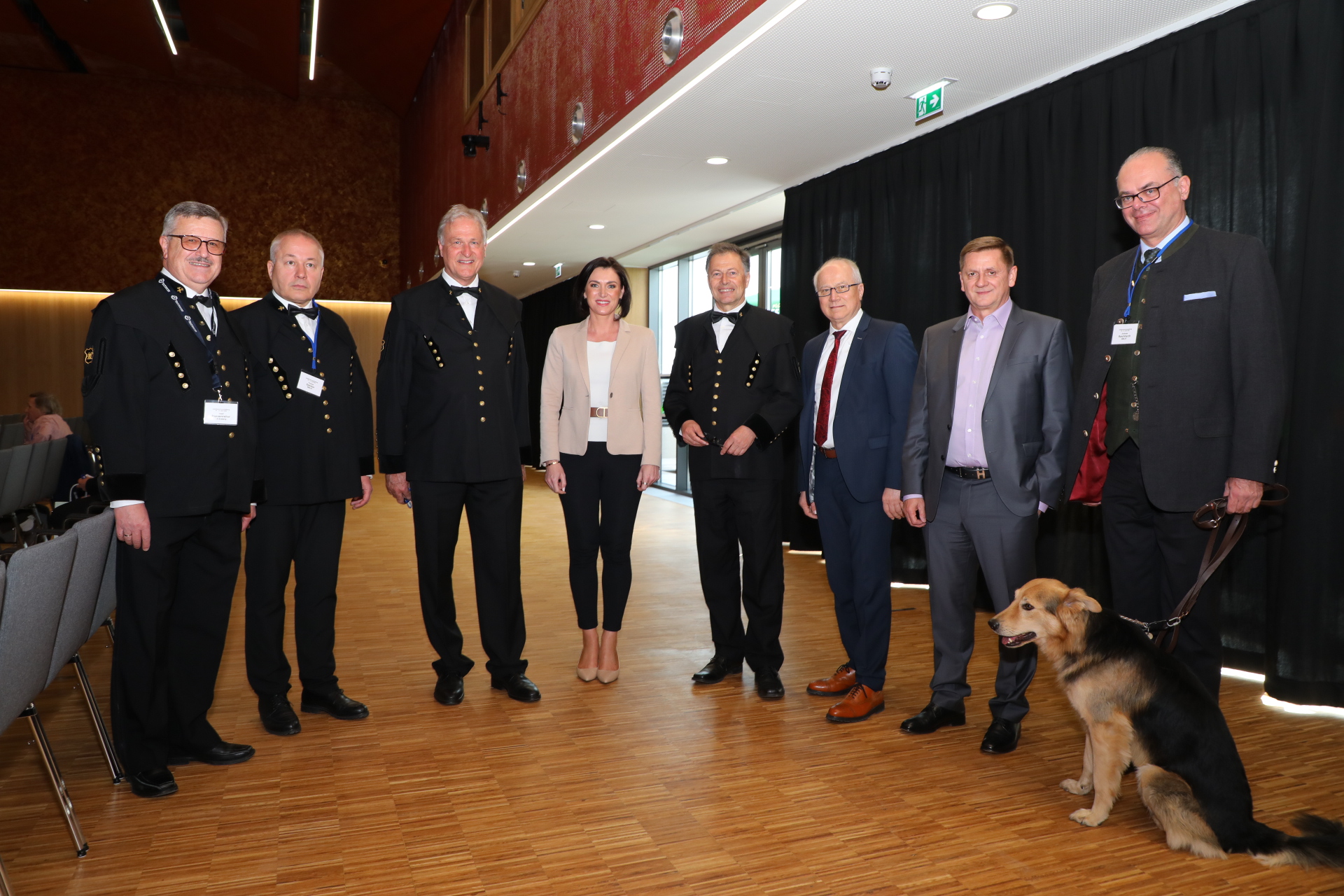Gruppenfoto mit BVÖ-Präsident Dipl.-Ing. Josef Pappenreiter, BM-Abteilungsleiter für Sicherheit im Bergbau Dipl.-Ing. Thomas Spörker, Montanuni-Vizerektor Peter Moser, BM Elisabeth Köstinger, Montanuni-Rektor Wilfried Eichlseder, Landesrat Hans Seitinger, Leobens Bürgermeister Kurt Wallner, BM-Sektionschef Mag. Andreas Reichhardt