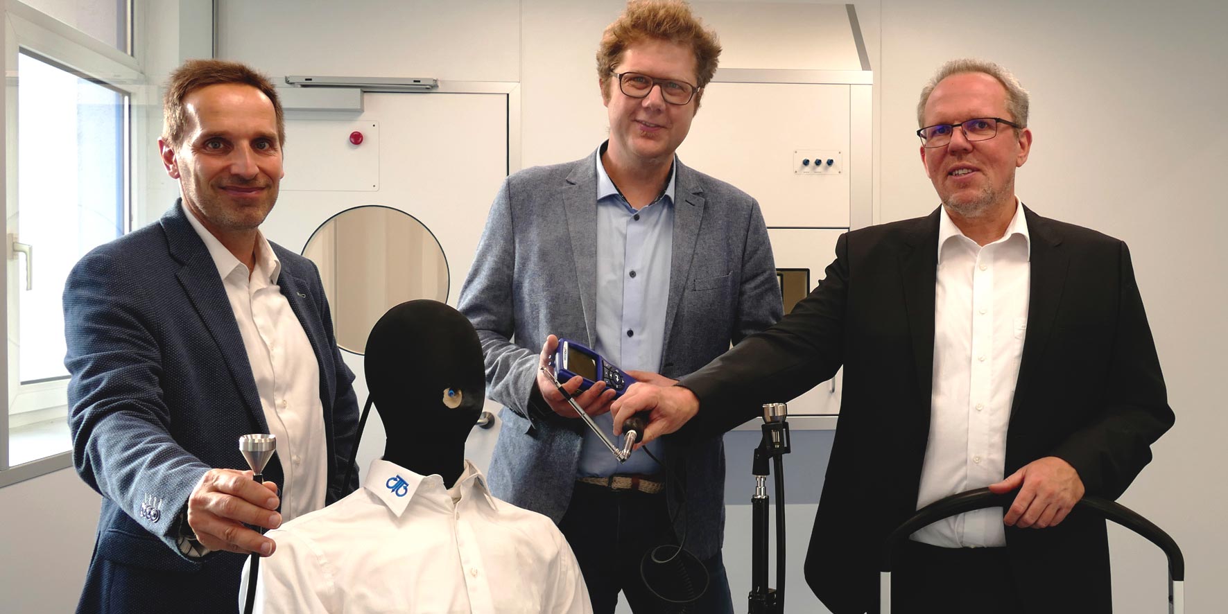 © Cleanroom Technology Austria 3 Männer mit Dummy und Messgeräten