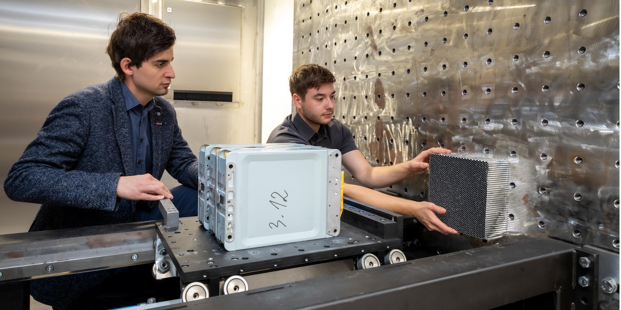 © Lunghammer – TU Graz Zwei Männer bedienen Batterien-Crashanlage