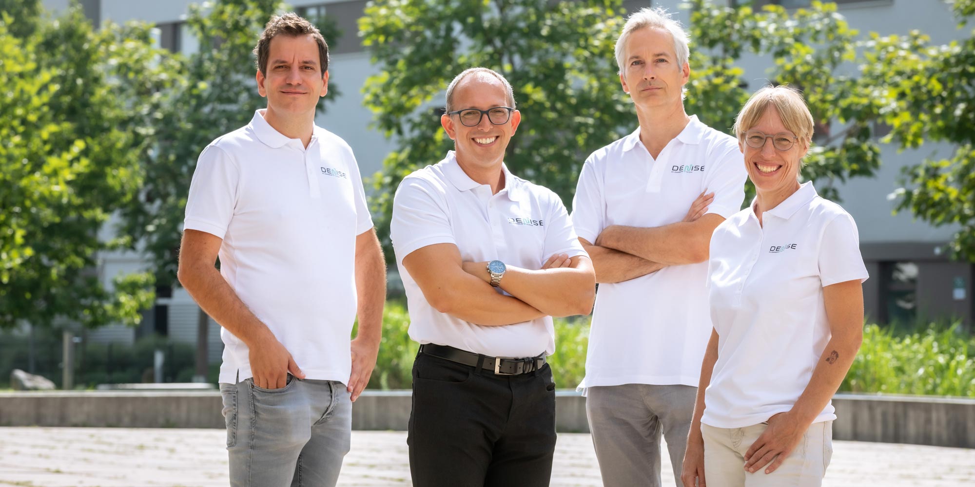 © Lunghammer – TU Graz Vier Menschen mit weißen Poloshirts
