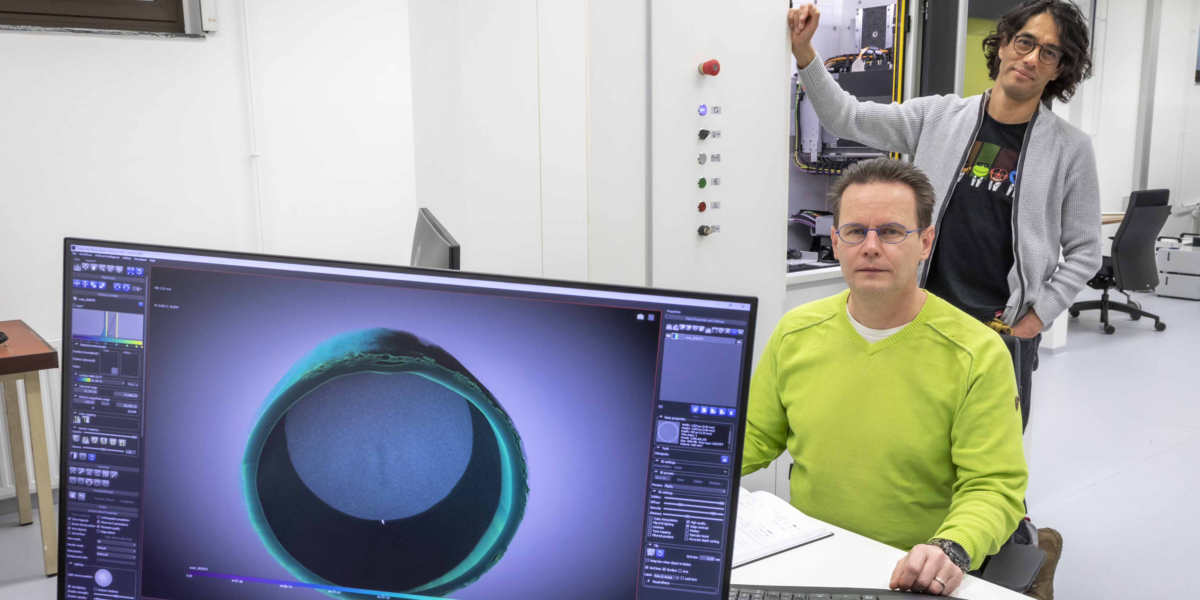 © Lunghammer – TU Graz Zwei TU Graz-Forschende vor einem Micro-CT
