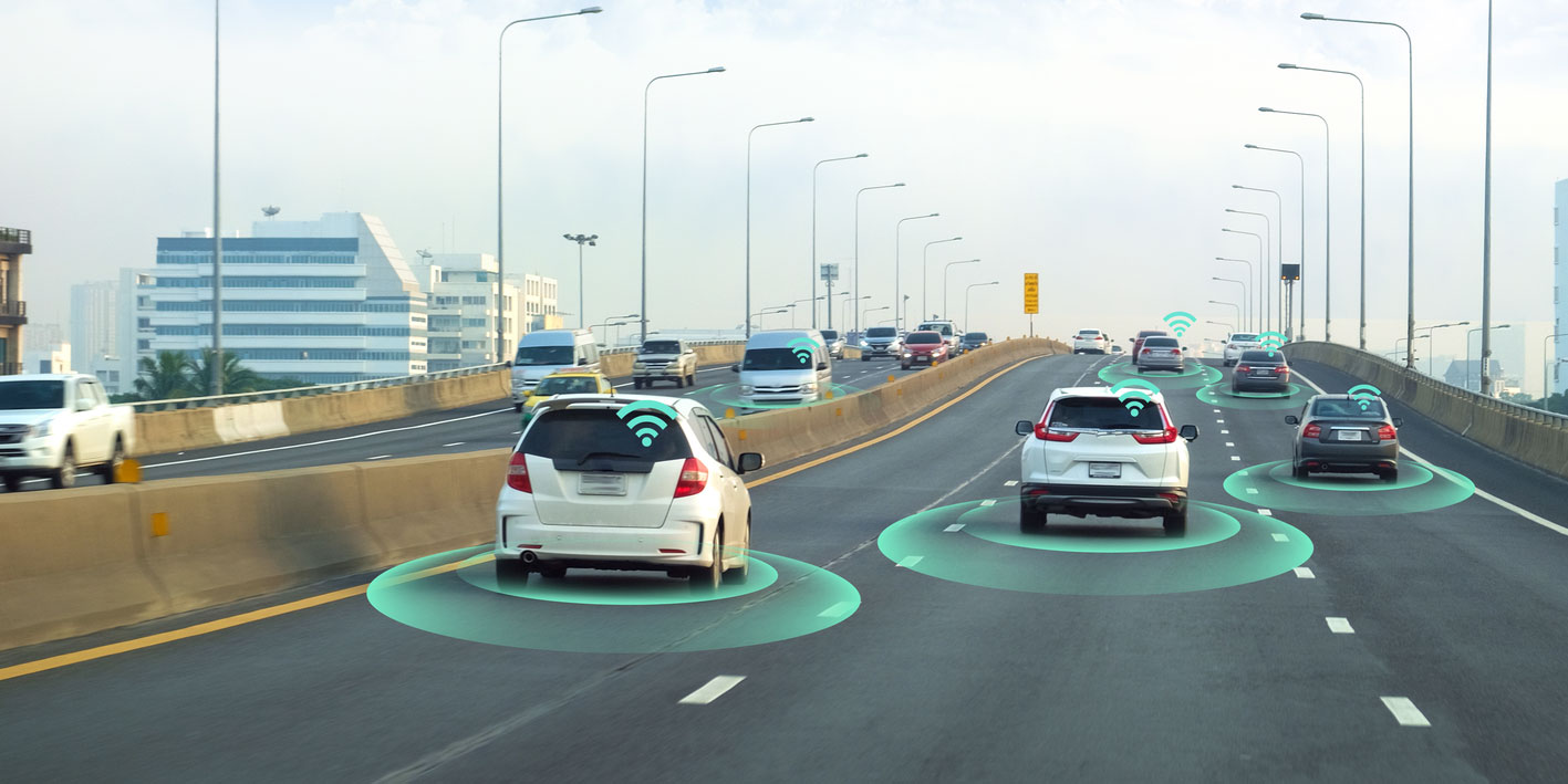 © Infineon Autos auf der Stadtautobahn mit Funkwolken umhüllt